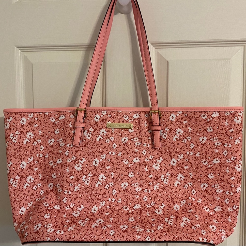 NEW LISTING! NWOT Adorable Michael Kors Bag